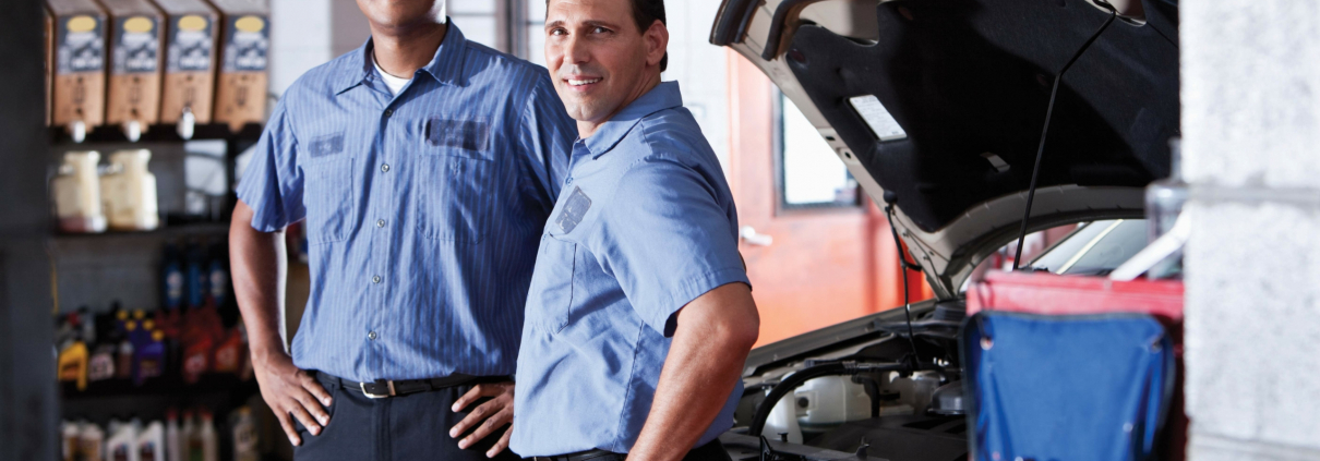 iStock 000021771326 XXXLarge auto shop two techs sm scaled